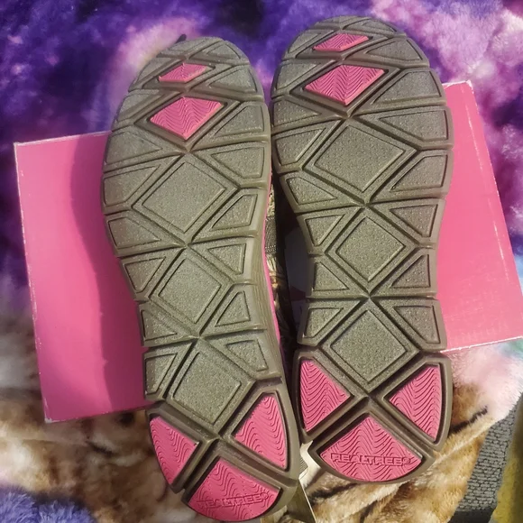 RealTree Girl Camouflage and Pink Women's Size 7 Slip On Shoes - Picture 2 of 7